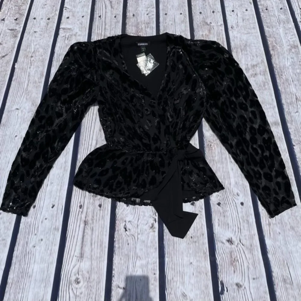 EXPRESS Metallic Leopard Wrap Front Bow Top Small - Picture 3 of 10